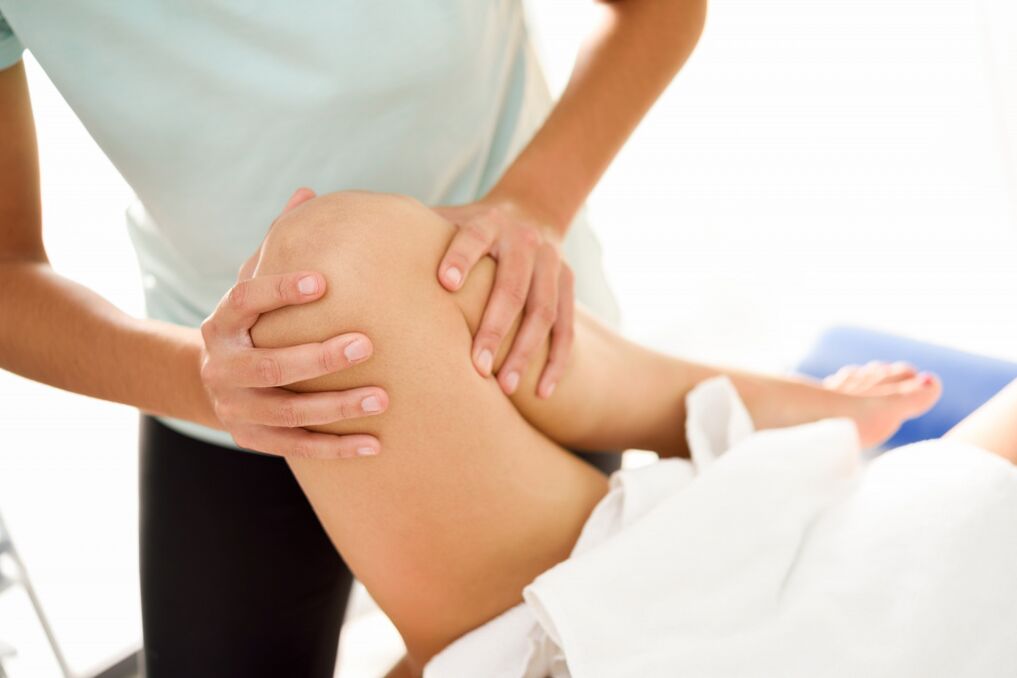 The expert is a therapeutic massage with a knee arithe