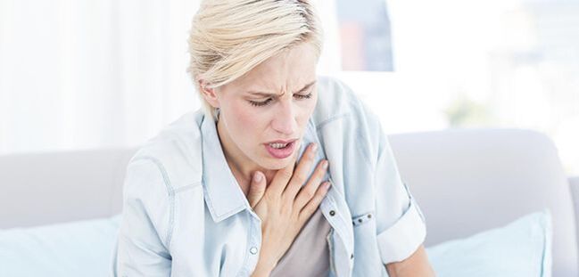 With pleurisy, heart pathologies and intercostal neuralgia, pain under the left shoulder blade can be accompanied by severe shortness of breath.